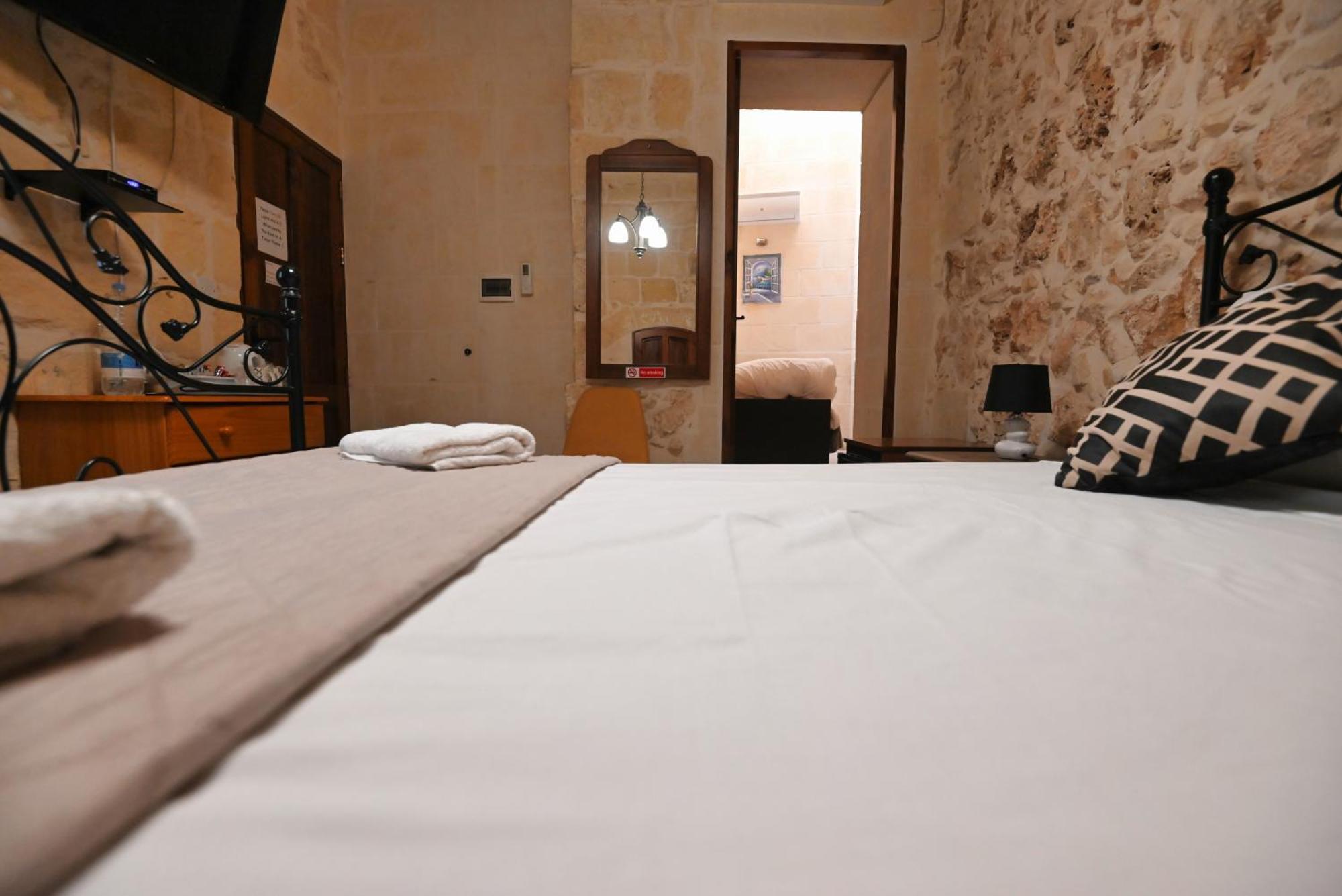 The Cloisters Bed And Breakfast Xaghra Bagian luar foto