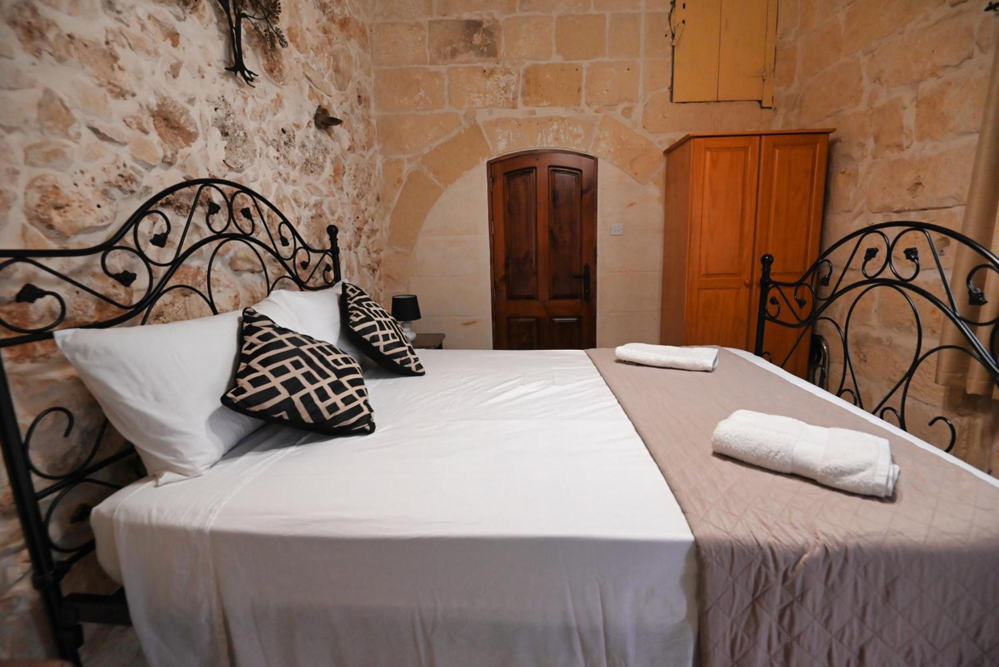 The Cloisters Bed And Breakfast Xaghra Bagian luar foto