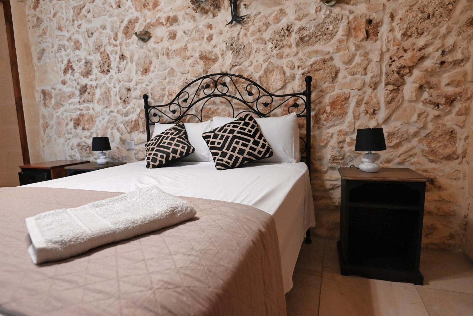 The Cloisters Bed And Breakfast Xaghra Bagian luar foto