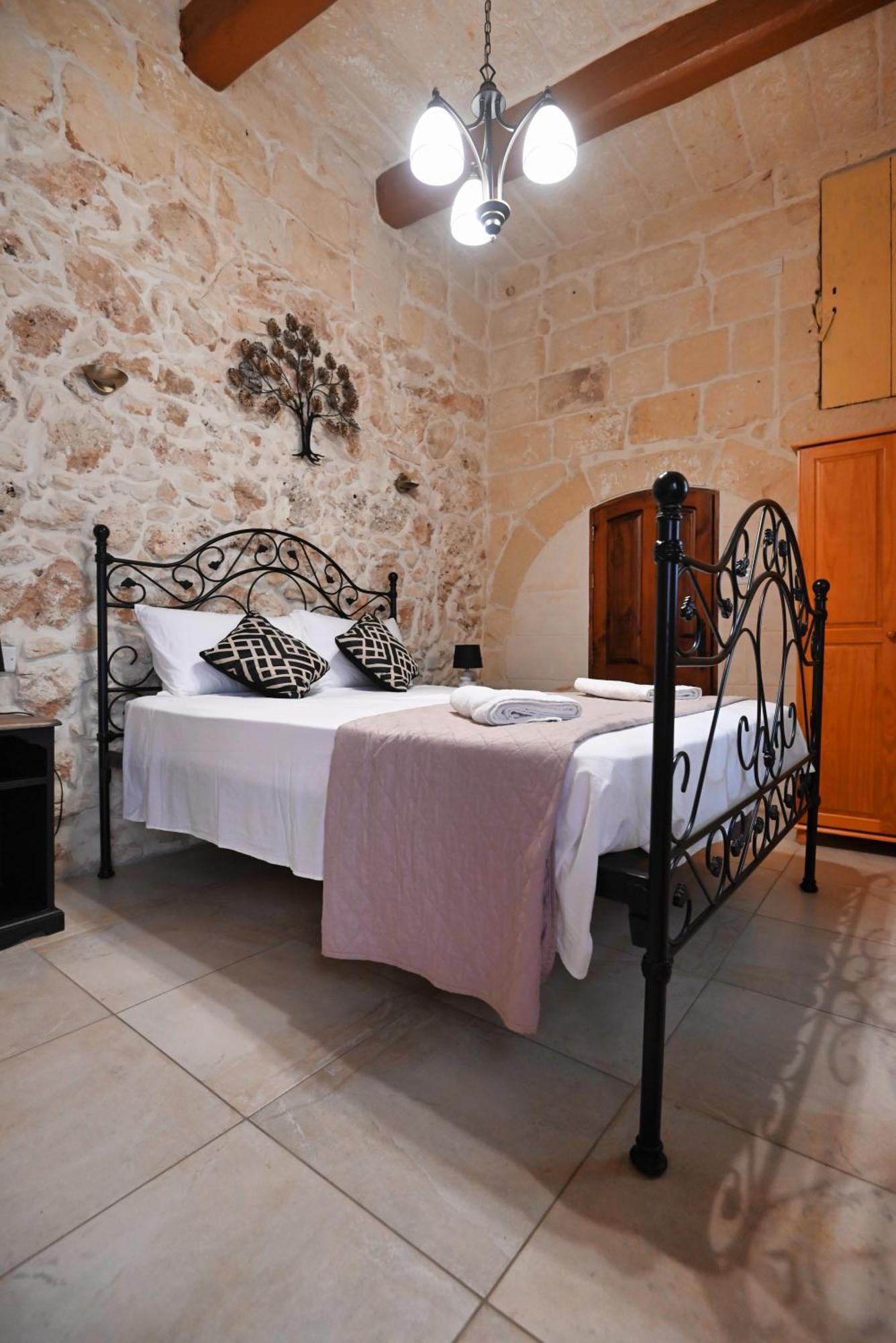 The Cloisters Bed And Breakfast Xaghra Bagian luar foto